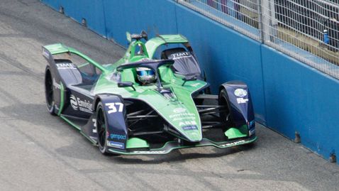 Касиди спечели в Ню Йорк, масова катастрофа и дъжд спряха състезанието по-рано