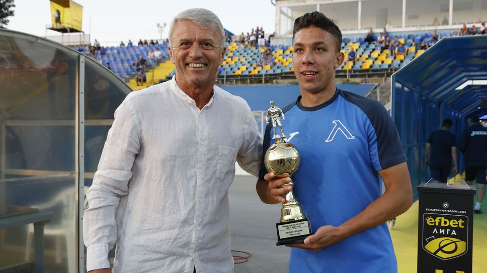 Дончо Донев награди Филип Кръстев за най-добър млад играч в анкетата “Футболист на футболистите”