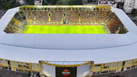 Феновете на Ботев ще гледат реванша с Жрински на голям екран на "Колежа"