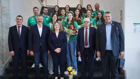 Световните шампионки по волейбол аплодирани на крака от депутатите в парламента