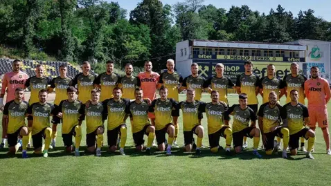  Миньор показва тима за новия сезон против Рилски състезател 