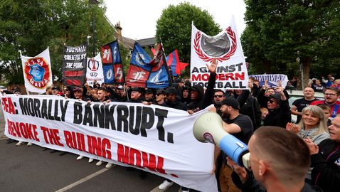  Привържениците на Кристъл Палас показаха възмущението си от решението на УЕФА 