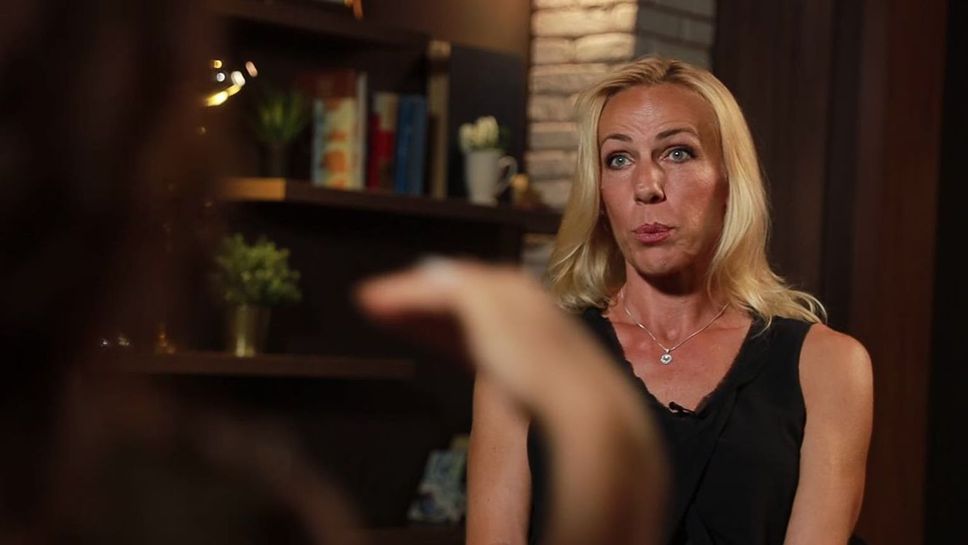 Тони Зетова подари медала си от Евроволей 2001 на Елица Василева 🥉🏐🇧🇬