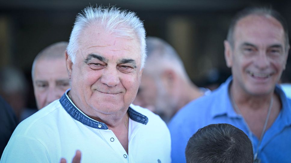 Преди началото на варненското дерби под бурните аплодисменти на зрителите