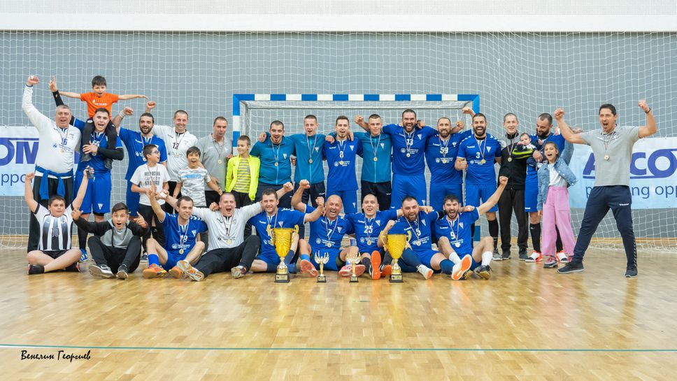 Мъжкият хандбален отбор на Шумен 61 започва в събота защитата на титлата си с гостуване в Добрич