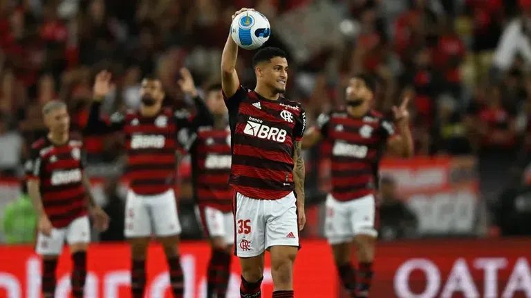 Ливърпул е хвърлил поглед на халфа на Фламенго Жоао Гомес