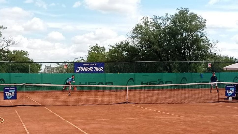 15 български тенисисти 7 юноши и 8 девойки ще играят