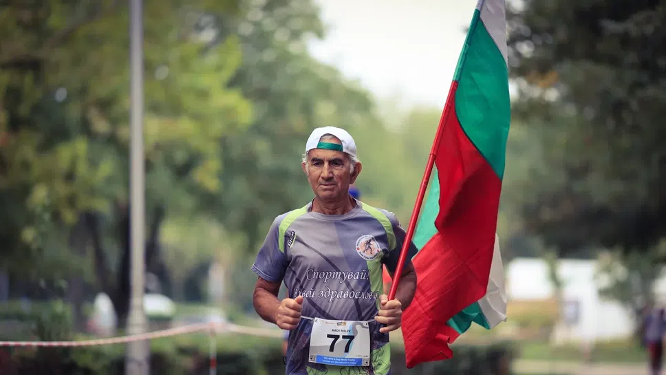 77 годишният ултрамаратонец Ради Милев постави нов световен рекорд във възрастовата