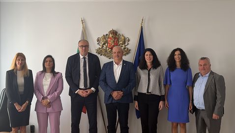  Зам.-министър Андонов се срещна с президента на Международната федерация за училищен спорт 