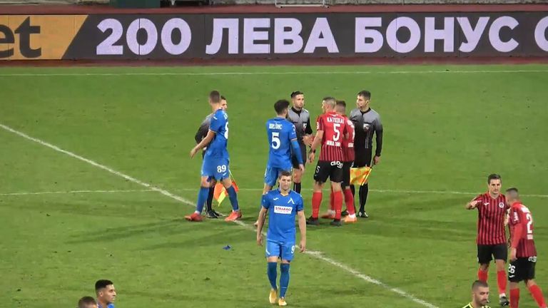 Поздравления между футболистите на Левски и Локо (София) след края на сблъсъка им