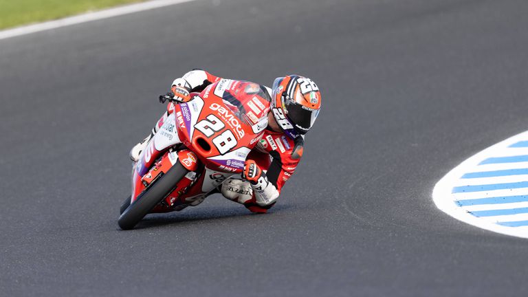 Испанецът Изан Гевара е новият световен шампион в клас Moto3
