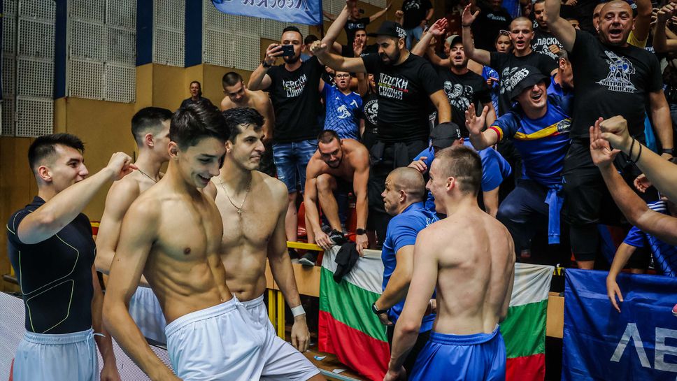 Левски празнува спечелването на Суперкупата със "сините" фенове