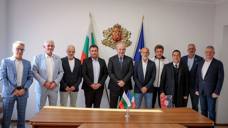 Заместник министърът на младежта и спорта Димитър Георгиев приветства представителите на