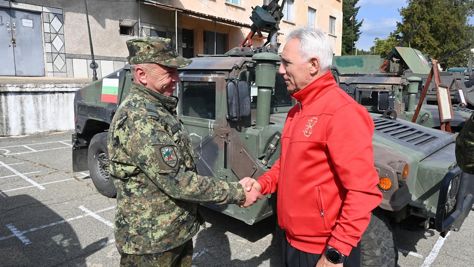 Легендата на българския футбол Христо Стоичков посети 38 ми механизиран батальон