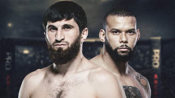 Тиаго Сантос срещу Магомед Анкалаев през март 2022 г.