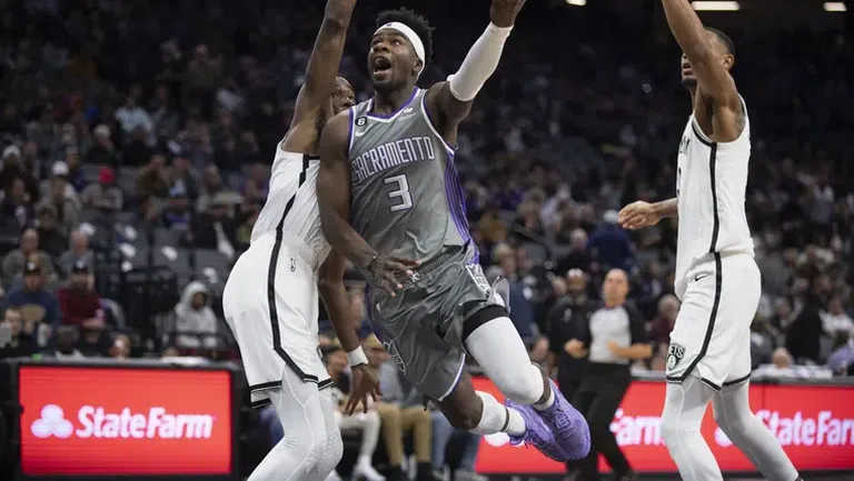 Терънс Дейвис реализира 31 точки 9 борби и 4 асистенции