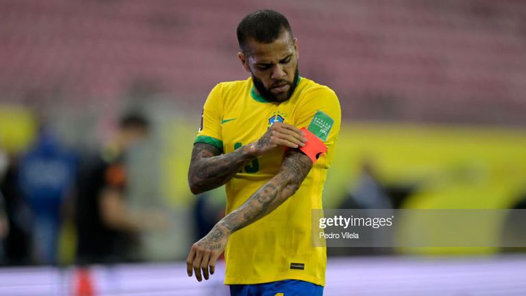 Защитникът на Бразилия Дани Алвеш отново влезе под светлината на