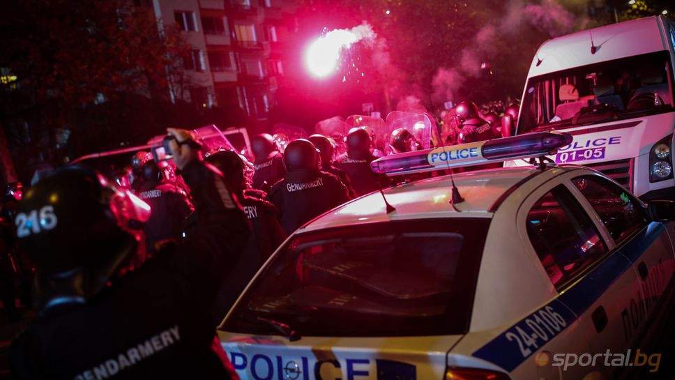 Международният отзвук: Сериозна полицейска акция в България, след като фенски протест се превърна в бунт