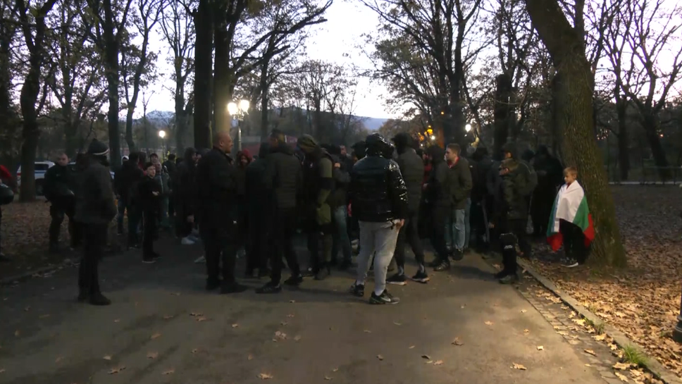 Протестът на "червените" фенове потегли към "Васил Левски"