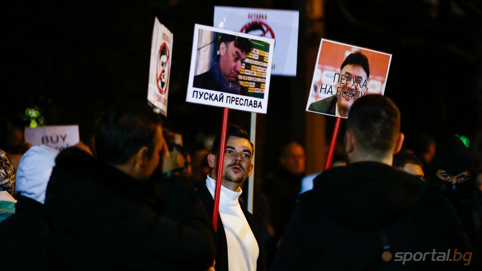 Много и най-различни плакати с лика на Боби Михайлов бяха издигнати от протестиращите
