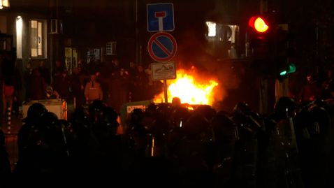 Вижте как фенове разбиват и запалват полицейски бус в центъра на София