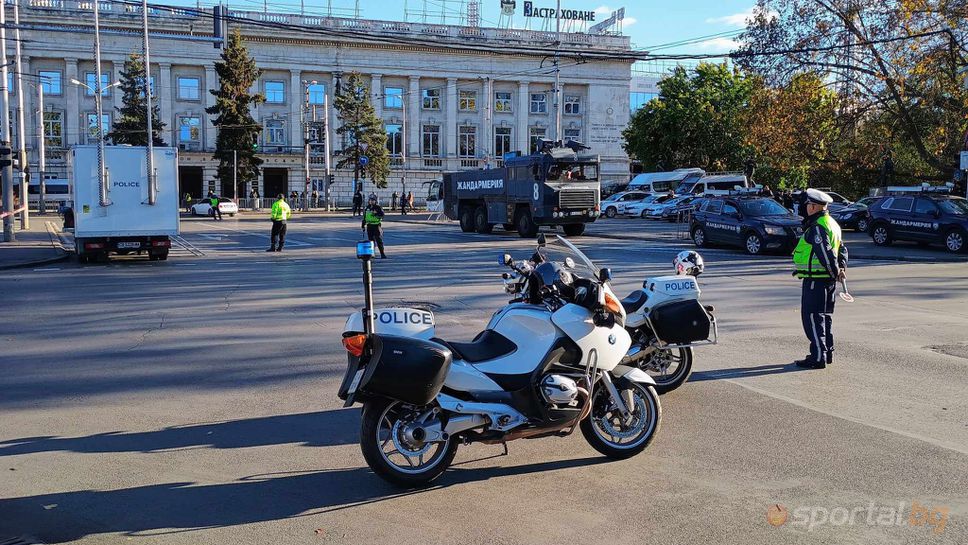 Полиция залости подстъпите към “Васил Левски”