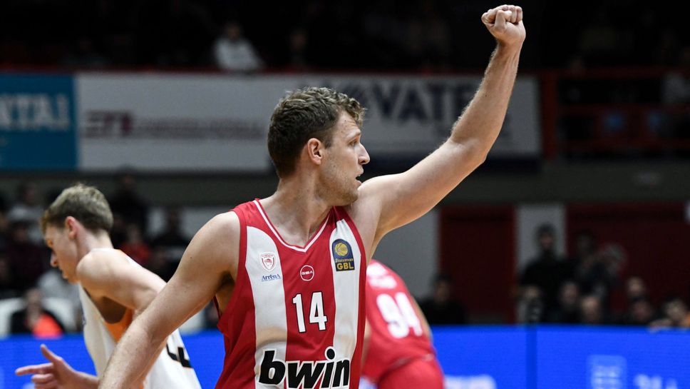 Везенков блести за убедителна победа на Олимпиакос