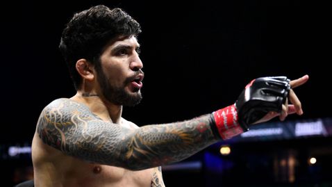  Дилън Данис закопчан с белезници след всеобщо меле на UFC 322 