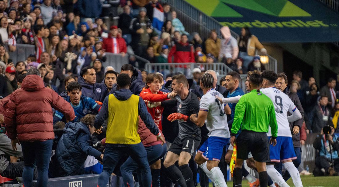 САЩ надви Парагвай в контрола с грозен край и сбиване