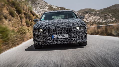 Единственият луксозен седан с електрическо задвижване BMW i7 е близо до представянето си