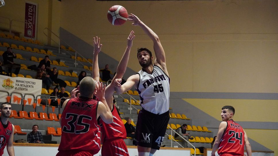 Фаб Файв спечели дербито с Микс