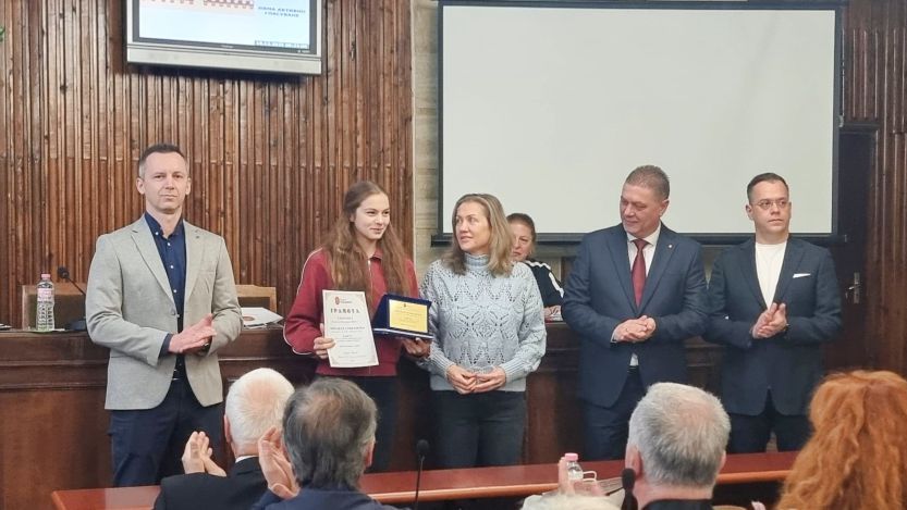 Шампионка по плуване избрана за най-добър спортист на Добрич за месец ноември