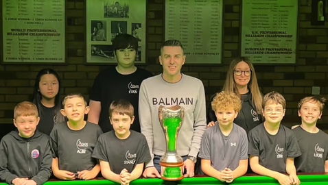 Марк Селби зарадва ученици с трофея си от UK Championship