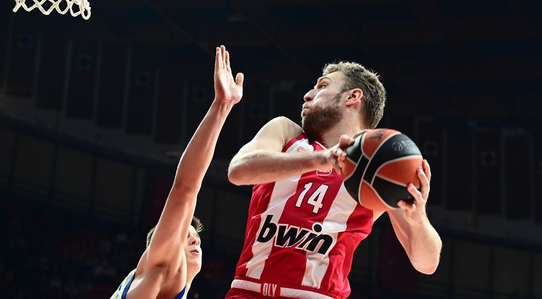 Валенсия избухна в последната четвърт и наказа Везенков и компания в Пирея