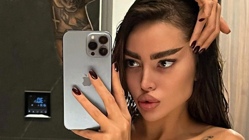 Инфлуенсър “върти” палачинки без дрехи