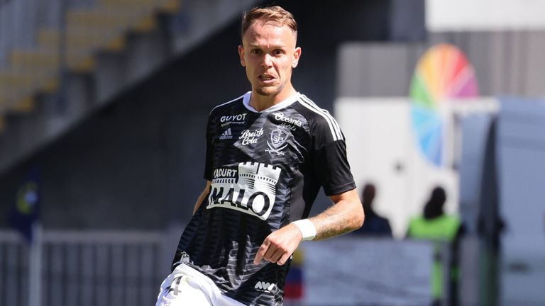 Нападателят на френския Брест Ервен Кардона ще премине в Аугсбург