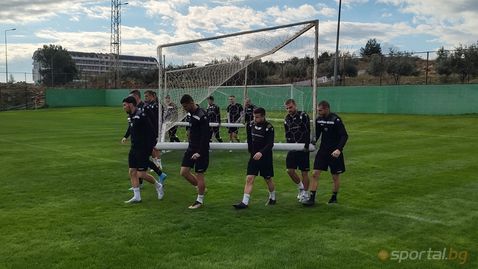  Шеги и закачки при славистите, подгониха Ерол Дост 