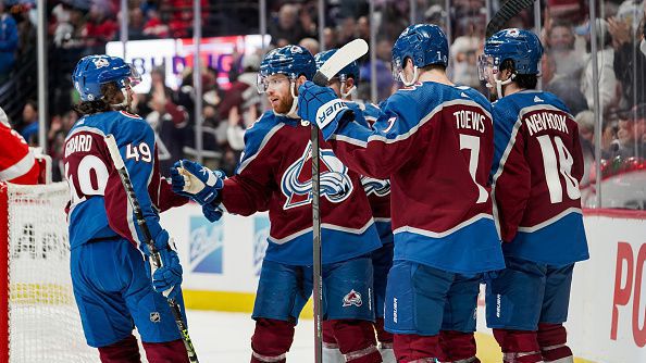 Нейт МакКинън се отличи с два гола и две асистенции