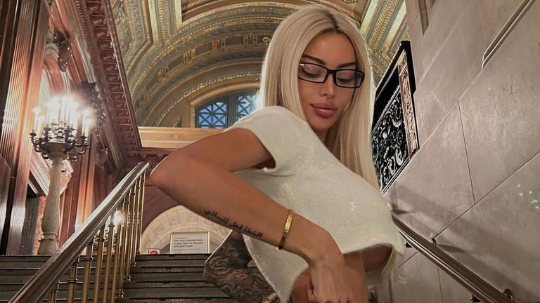 Алена Омович отново намери начин да покаже почти всичко от