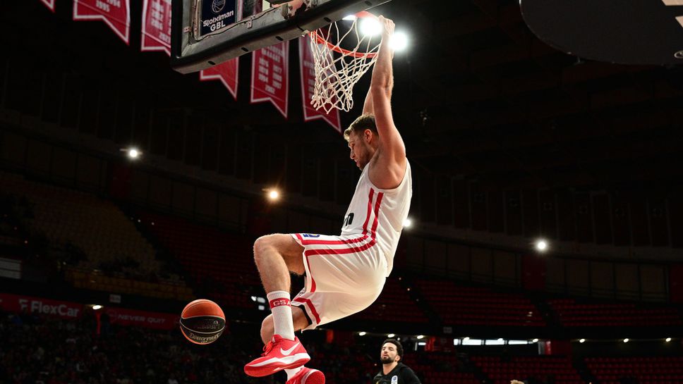 Везенков блести за Олимпиакос при рутинна победа