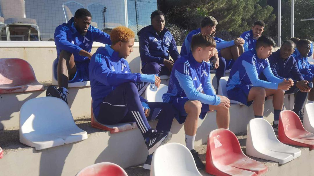 Фенове на Левски "нападнаха" Флекса за автографи, обясниха му какво означава синия клуб