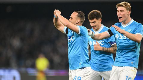 Наполи даде три нови жертви, но устоя на натиска на Сасуоло и се върна към победите