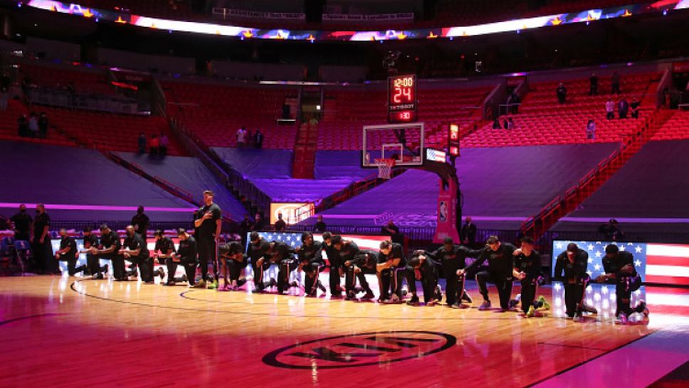 Отбори от НБА застанаха на колене преди двубоите си след нахлуването на протестиращи в Капитолия