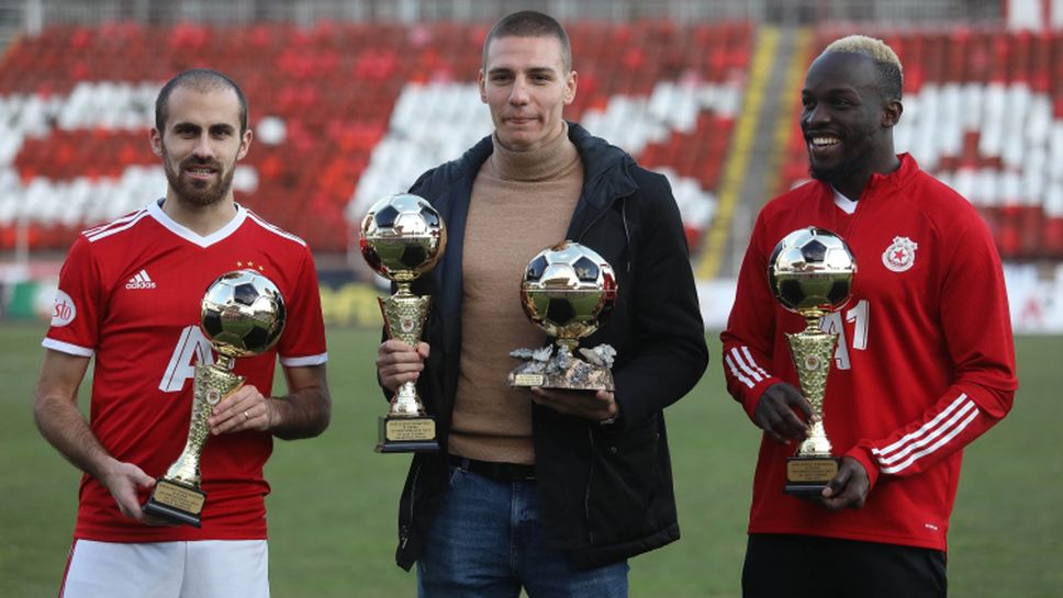 Антов, Тиаго и Соу позираха с призовете си от церемонията "Футболист на годината"