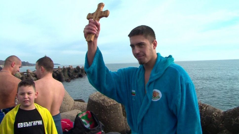 Състезател по водна топка извади кръста във Варна