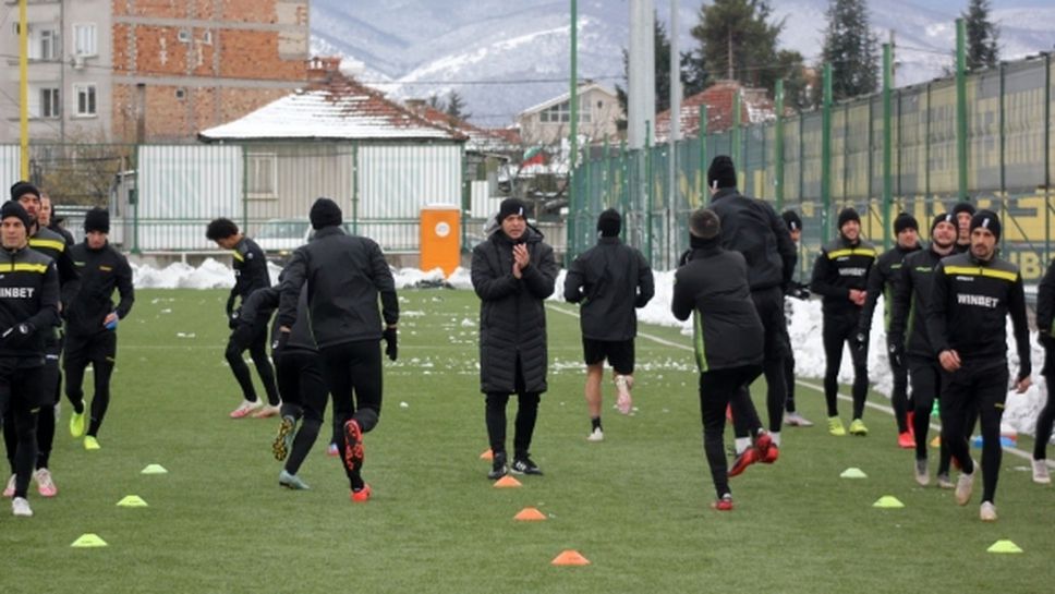 Ботев тренира на изкуствен терен заради снега в Пловдив
