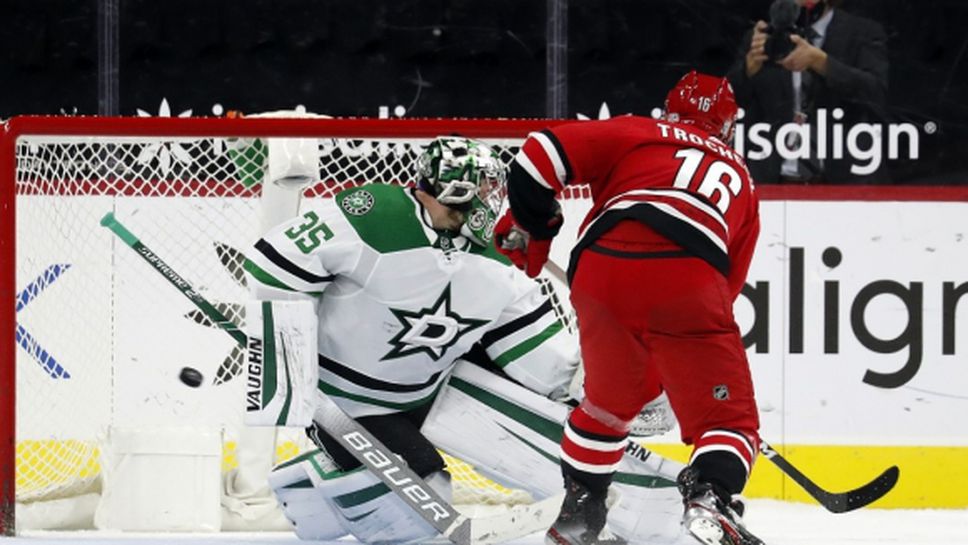 Каролина надви Далас след дузпи, Филаделфия спечели след продължения