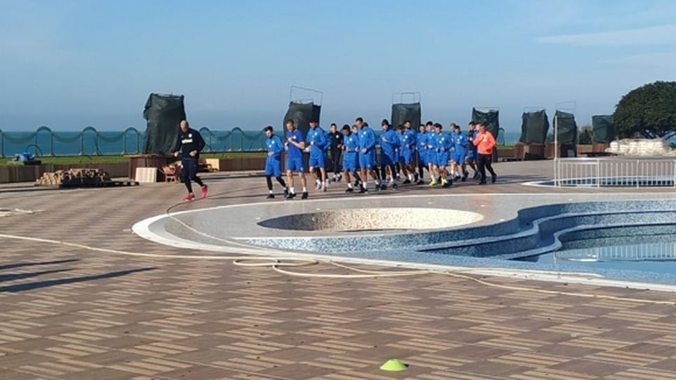 Футболистите на Арда въртят обиколки около басейн