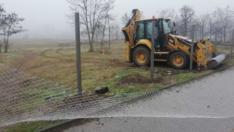 Започна ограждането на базата на Локомотив (Пд) - (снимки)