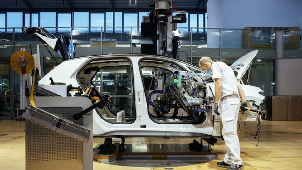 Уникалният "Стъклен завод" на Volkswagen започна производство на електрическия ID.3
